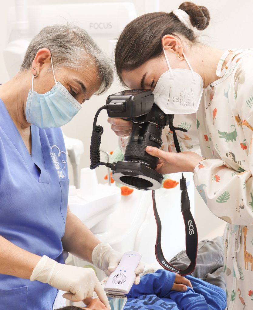 Odontopediatras a registar imagens durante consulta para avaliar remoção de chupeta na Clínica Júnior